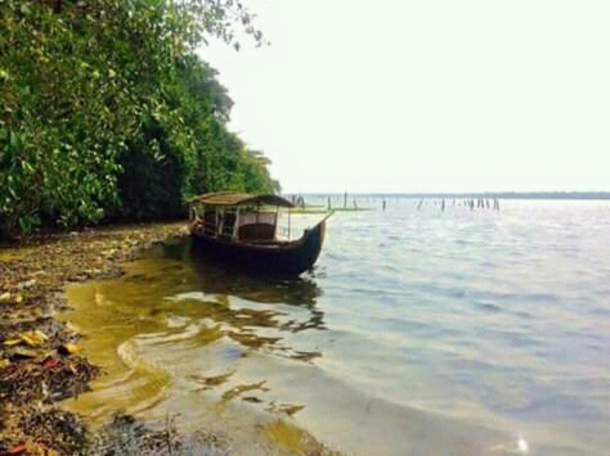 Rajatheeram Beach Homestay & Backwater Cruise Alleppey Alappuzha Exterior photo
