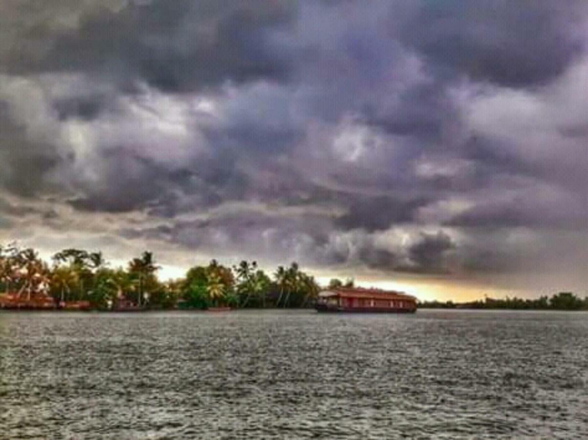 Rajatheeram Beach Homestay & Backwater Cruise Alleppey Alappuzha Exterior photo